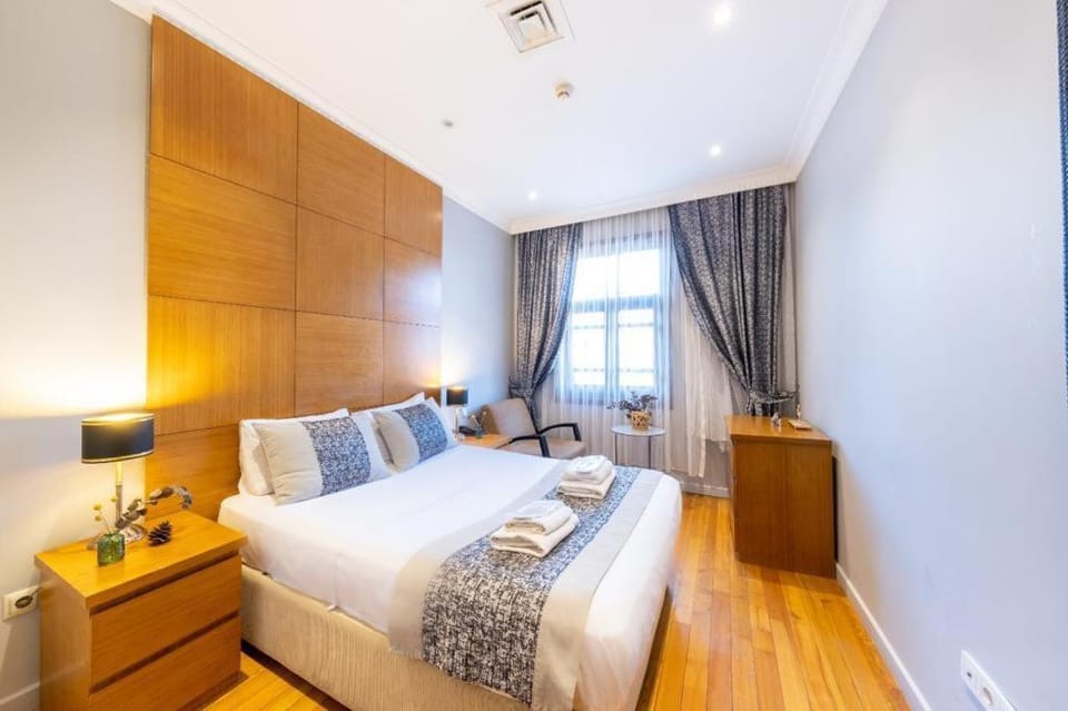 Bed, towels
