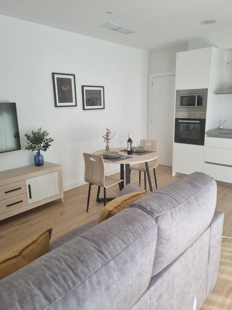 Kitchen or kitchenette, Living room, Seating area, oven, stove