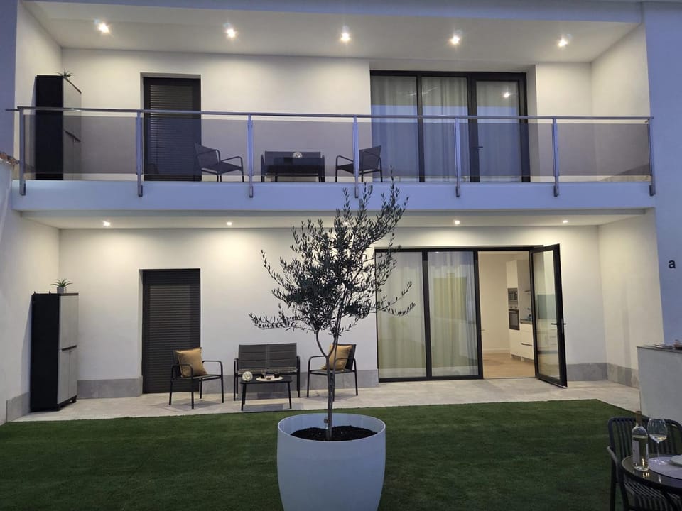 Property building, Patio, Balcony/Terrace