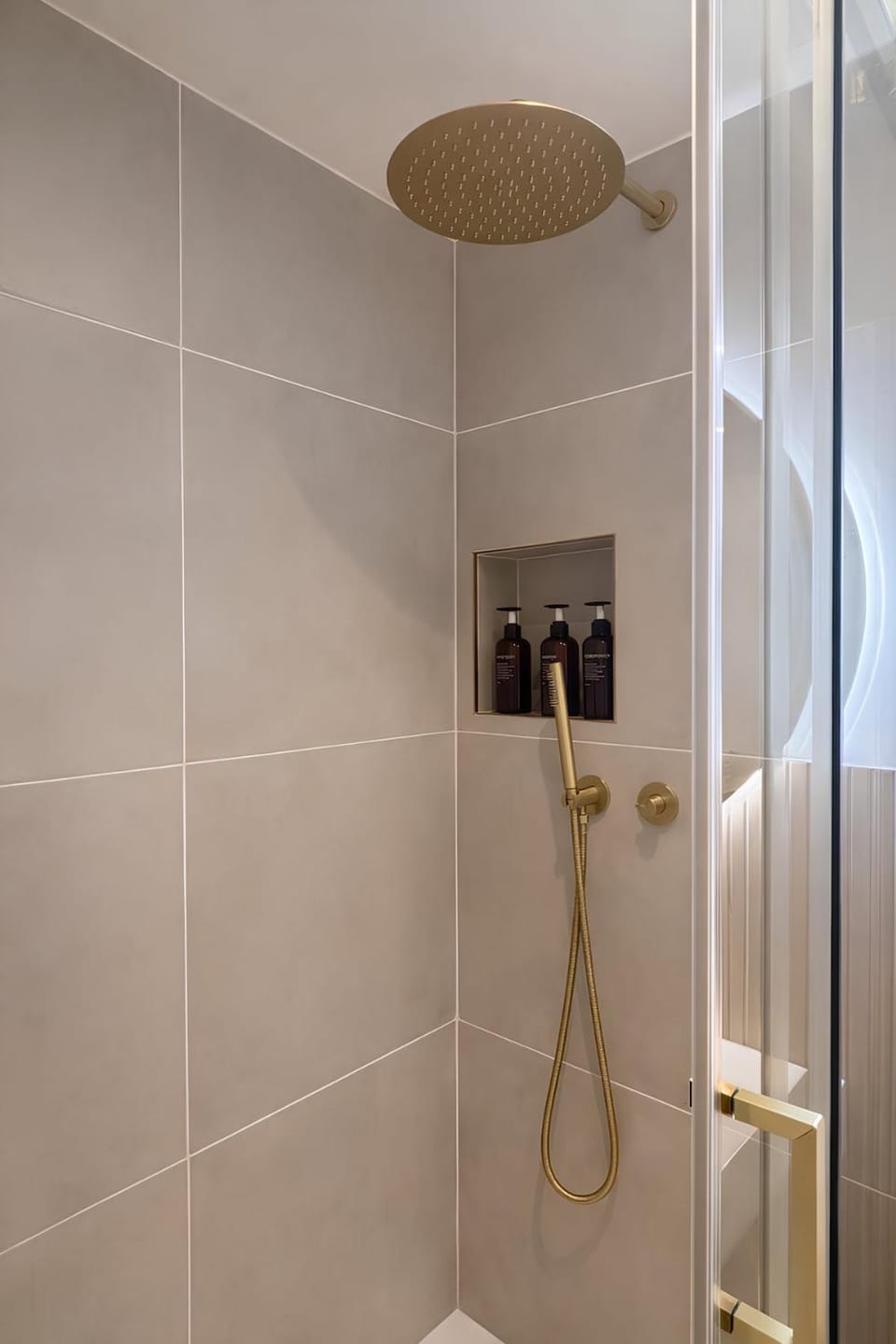 Shower, Toilet, heating, heating, towels