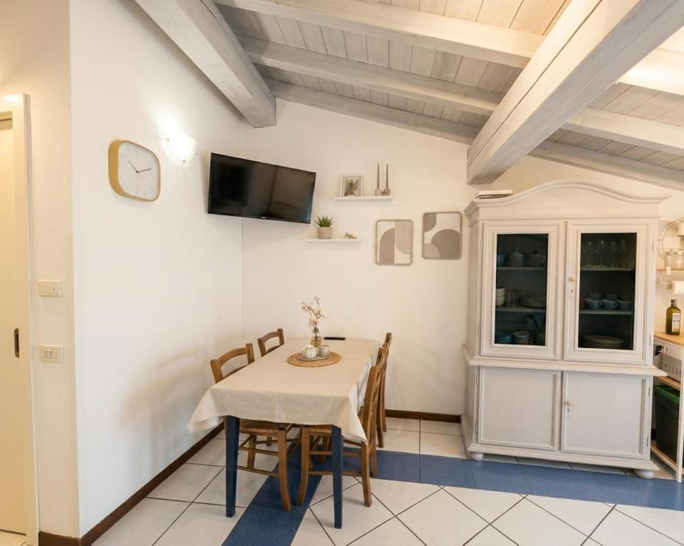TV and multimedia, Living room, Seating area, air conditioner