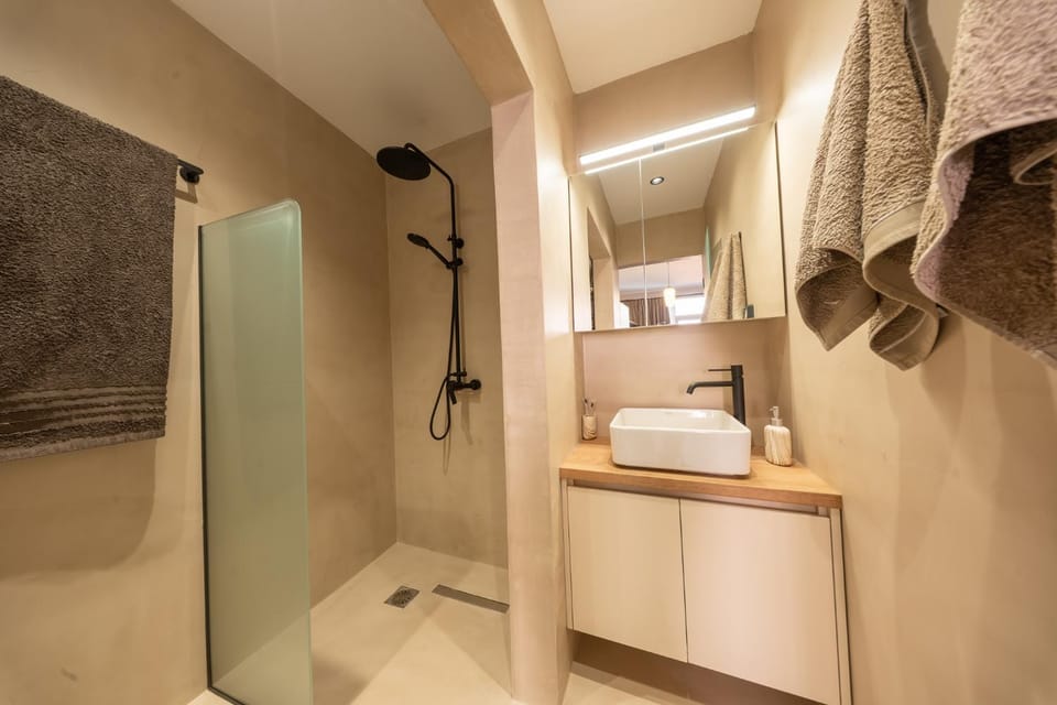 Shower, Toilet, Bathroom, towels