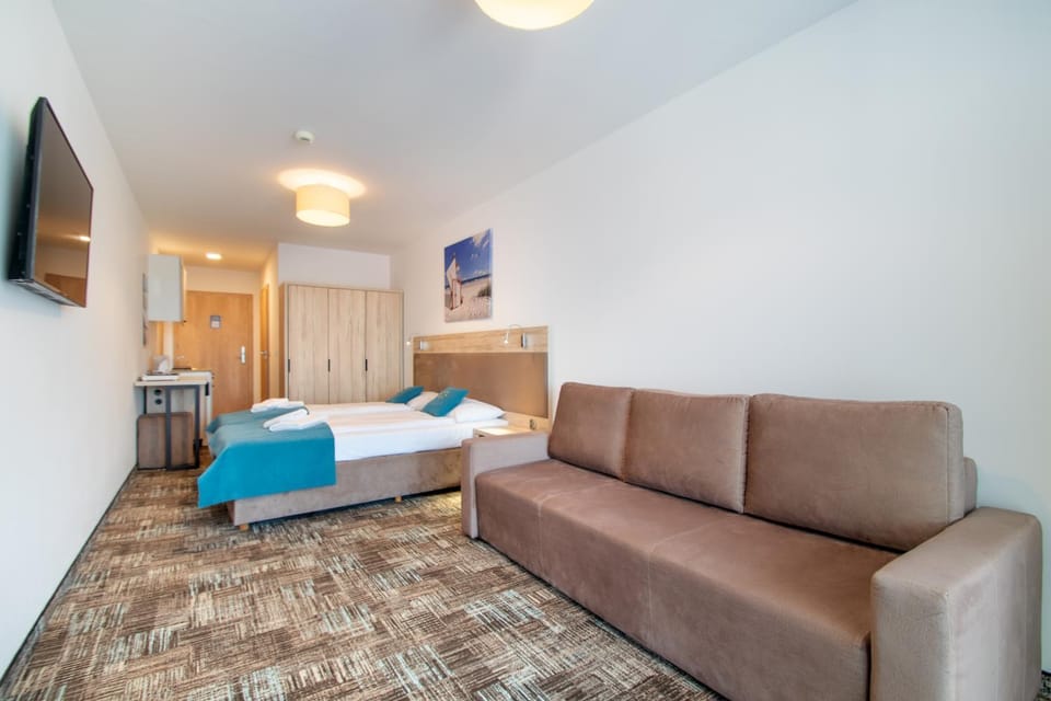 Bed, TV and multimedia, wardrobe