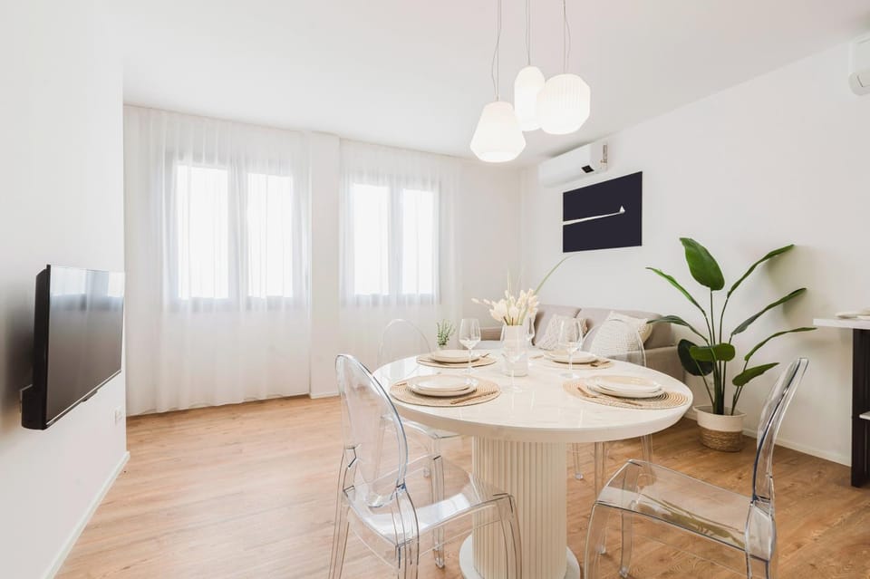 TV and multimedia, Living room, Seating area, Dining area