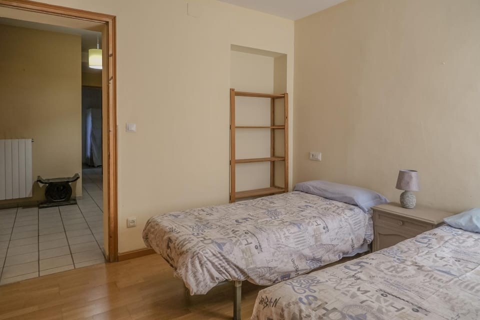 Alojamiento con chimenea en Sant Jaume de Llierca Apartment in Garrotxa
