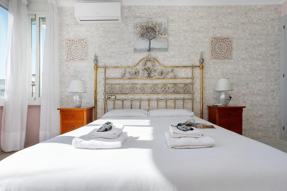 Bed, Photo of the whole room, Bedroom, towels, air conditioner