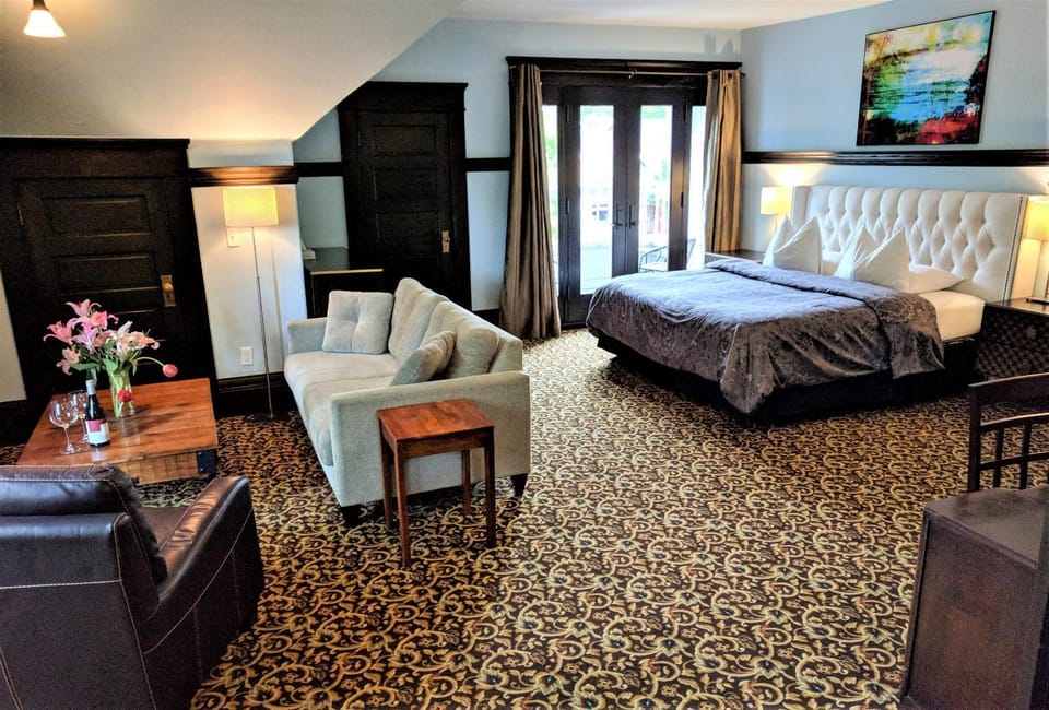Bed, Photo of the whole room, Seating area, Bedroom