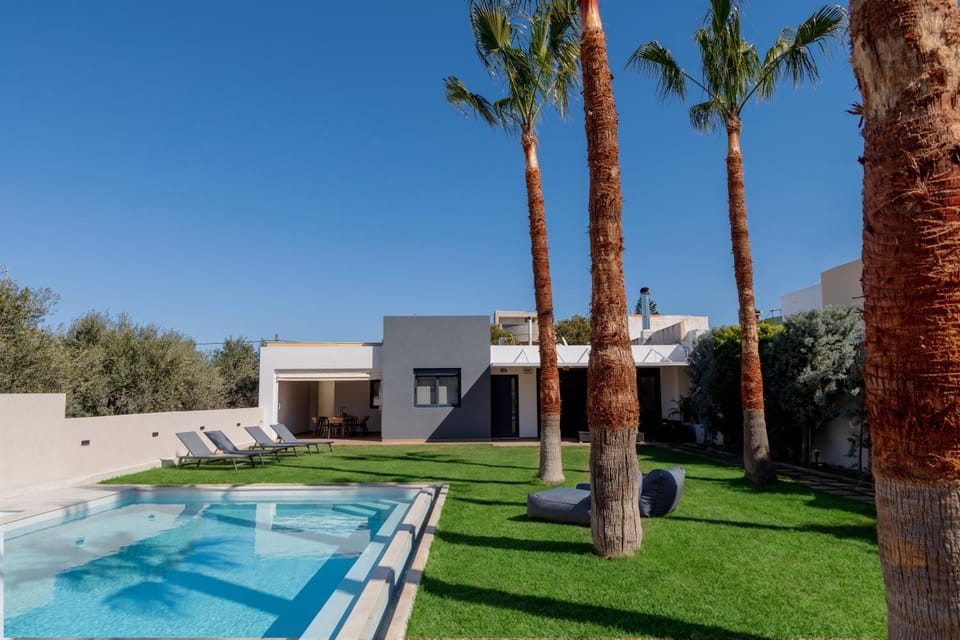 Property building, Day, Garden, Garden view, Pool view, Swimming pool, sunbed