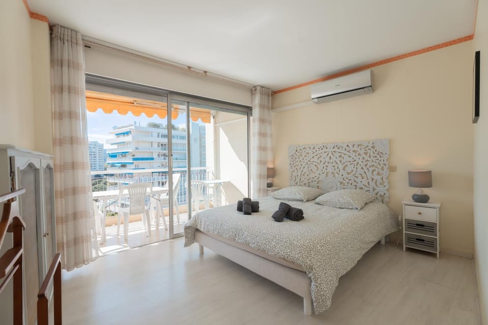 View (from property/room), Balcony/Terrace, Bedroom, towels, air conditioner