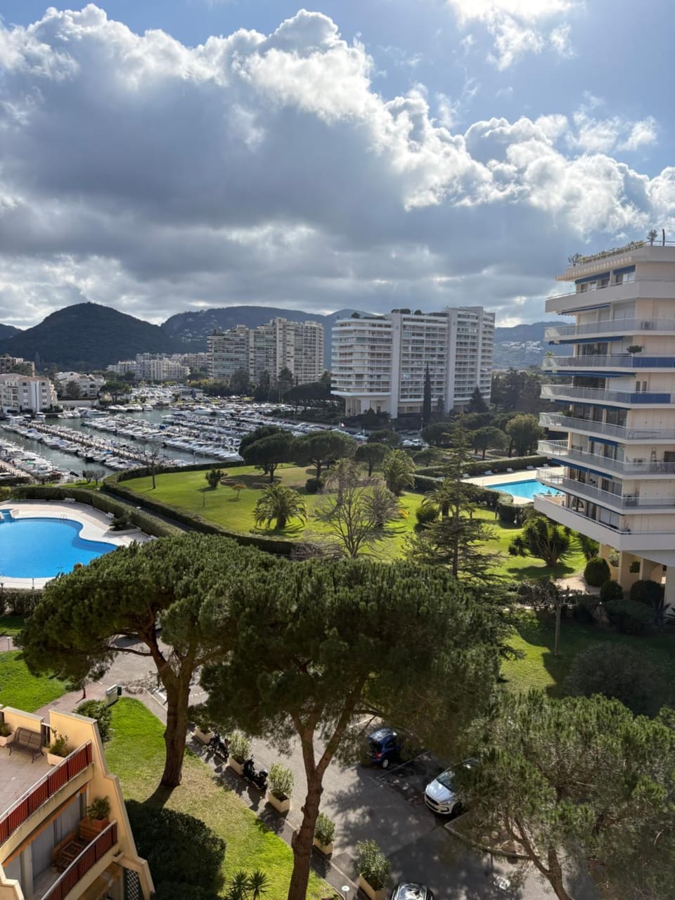 Vue marina , jolie appartement standing climatisé , piscine , 10 minutes de cannes Apartment in Mandelieu-La Napoule