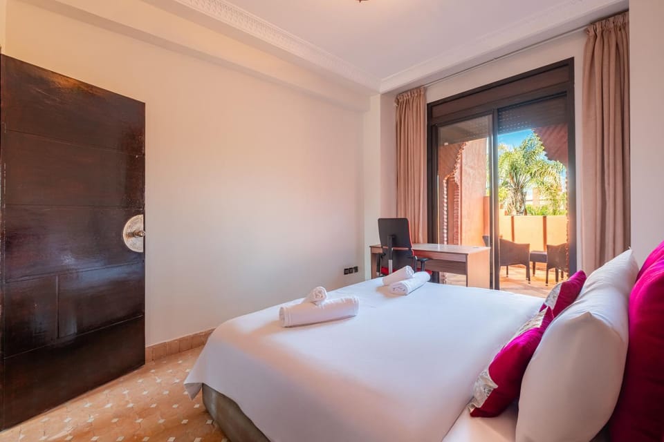Bed, Living room, Photo of the whole room, Seating area, Bedroom, towels