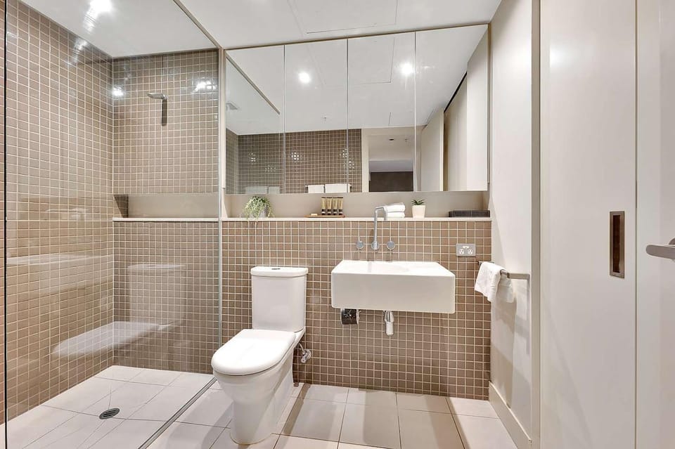 Shower, Toilet