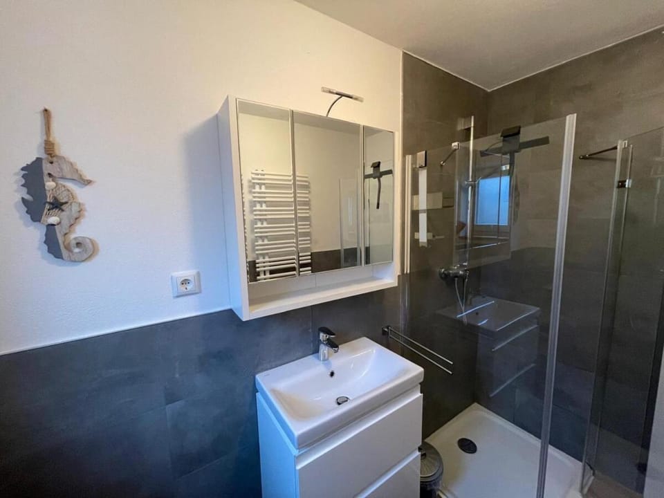 Shower, Bathroom, towels