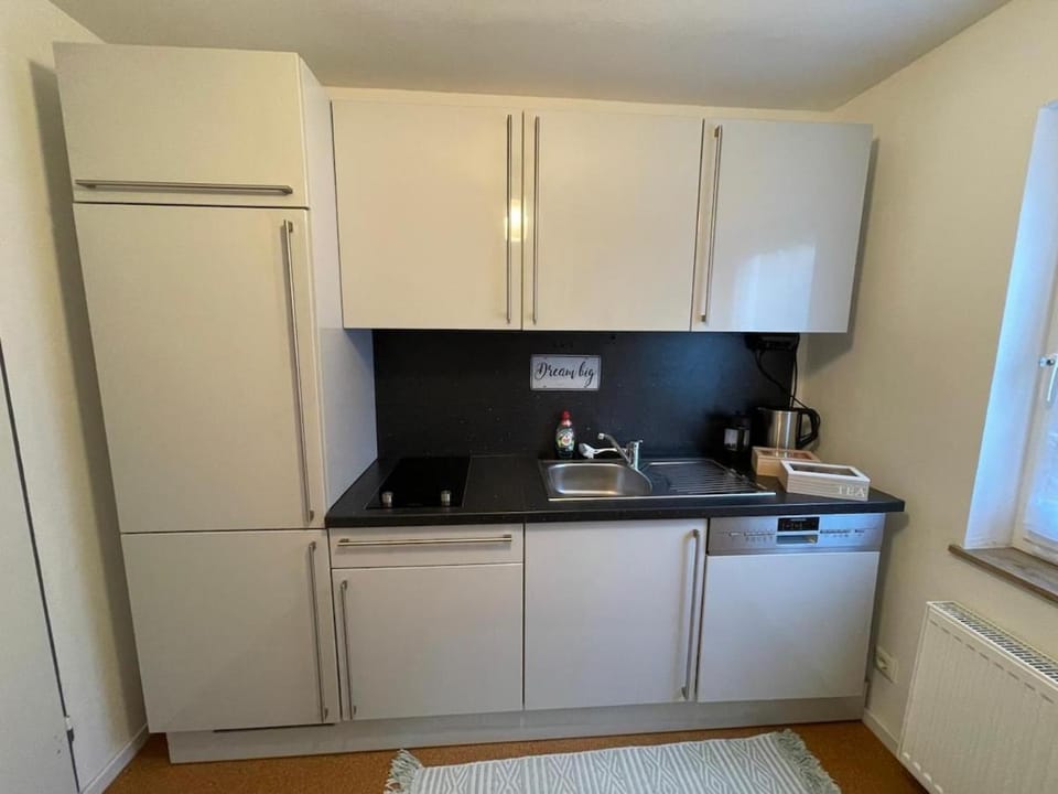 Coffee/tea facilities, Kitchen or kitchenette, dishwasher, stove