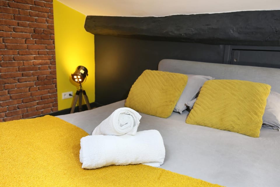 Bed, Bedroom, towels
