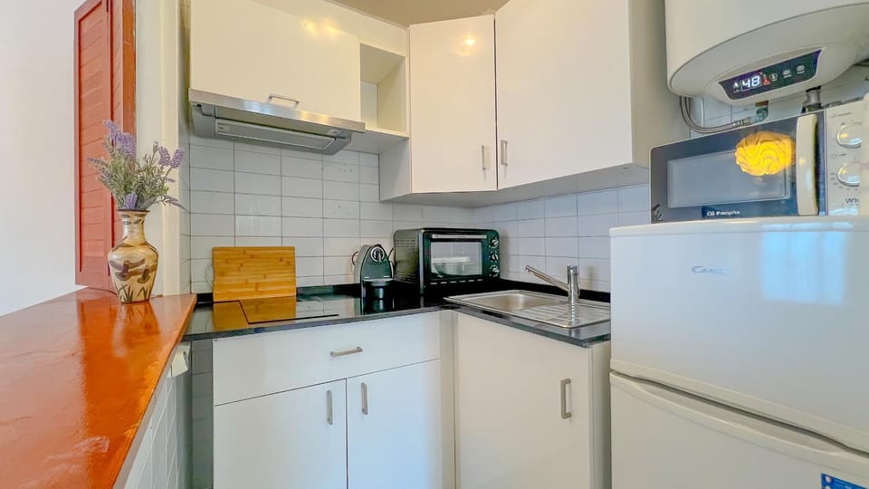 Kitchen or kitchenette, oven, stove