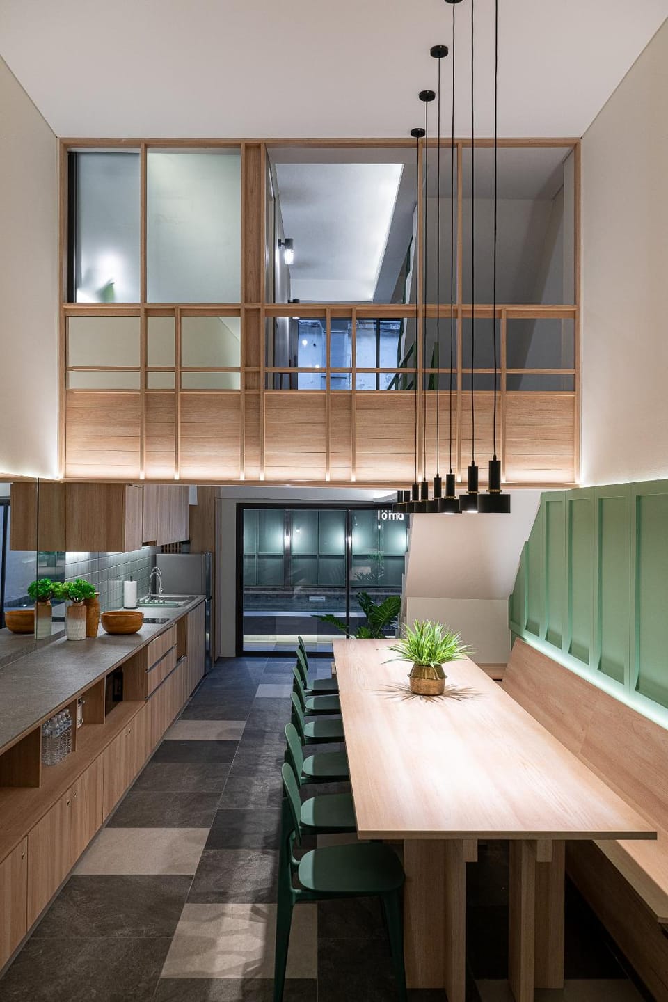 Restaurant/places to eat, Living room