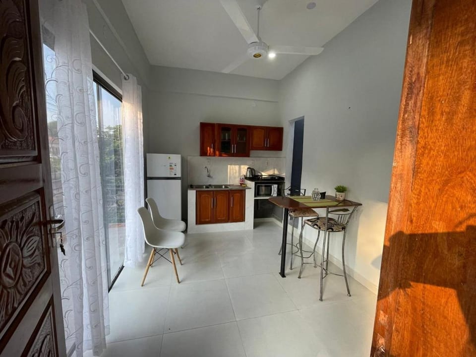 Kitchen or kitchenette, Dining area, stove