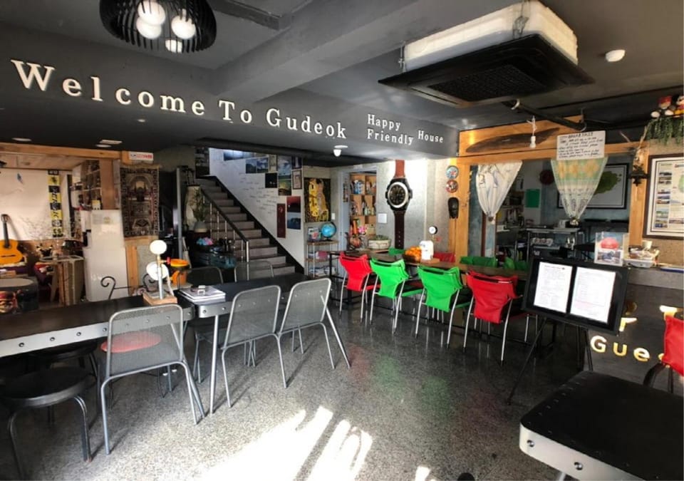Restaurant/places to eat, Lounge or bar