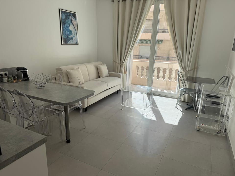 Croisette Miramar - Sea View Apartment in Cannes