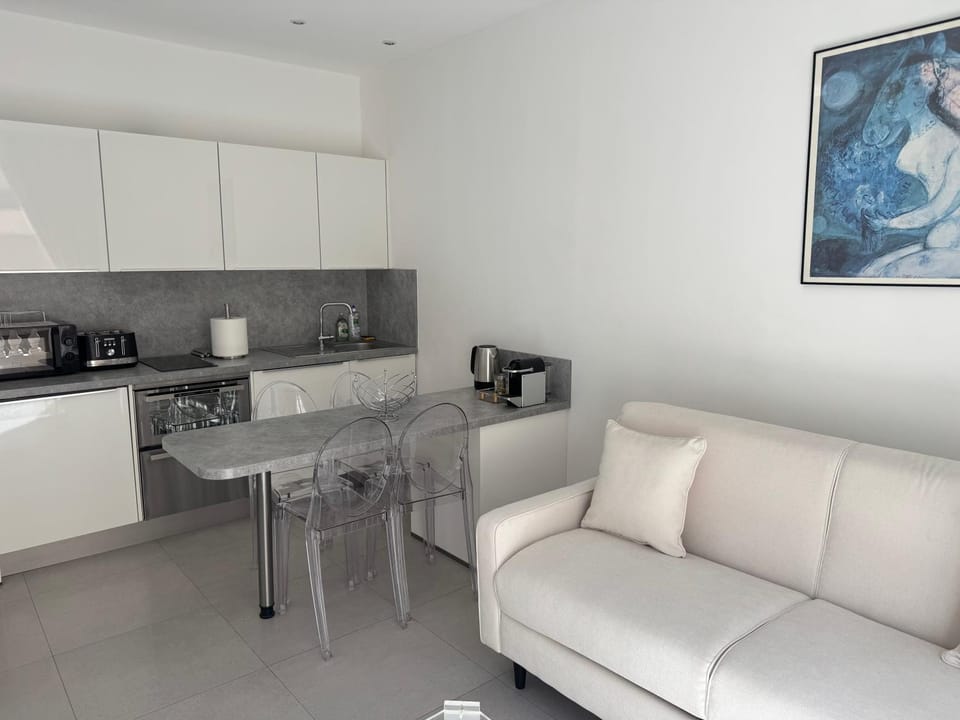 Croisette Miramar - Sea View Apartment in Cannes