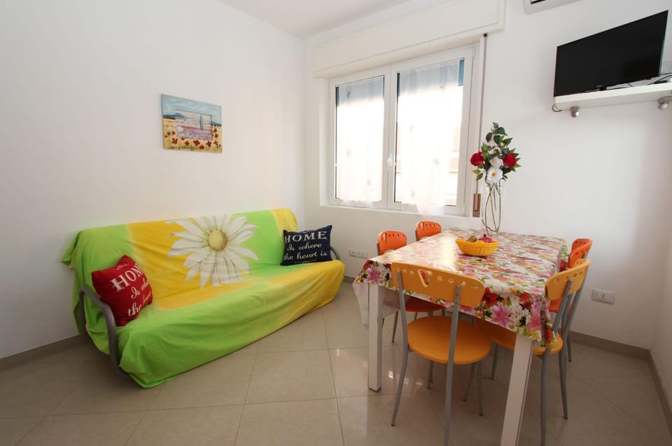 Communal lounge/ TV room, TV and multimedia, Living room
