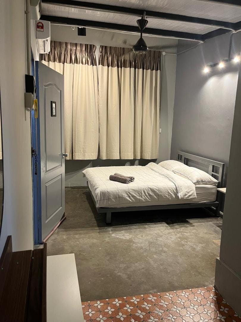 Roomah En-suite attached-bath R6 Bed and Breakfast in Ipoh