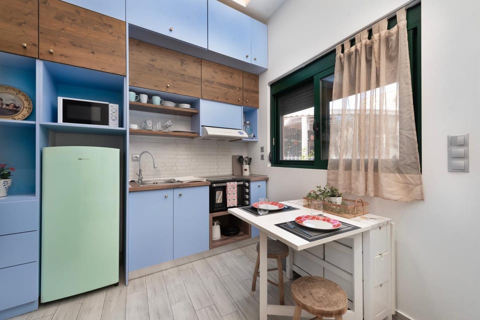 Kitchen or kitchenette, Dining area, microwave, stove