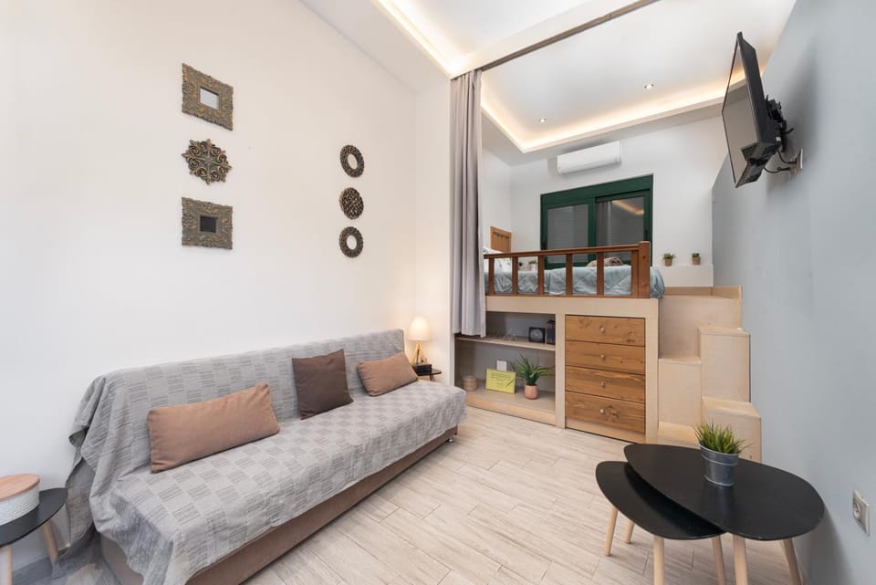 Bed, TV and multimedia, Living room