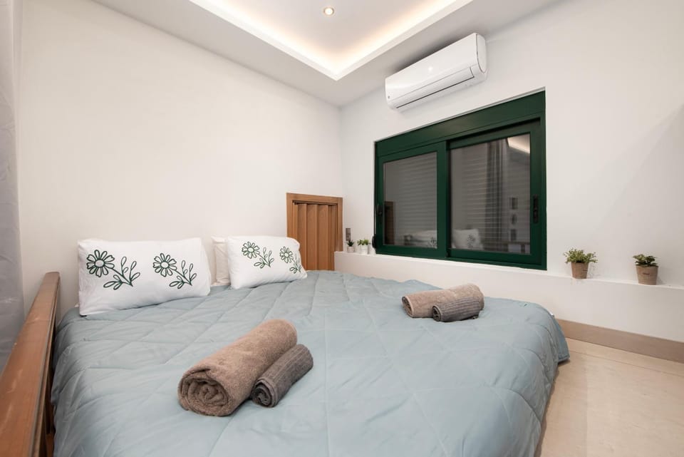 Bed, Bedroom, towels