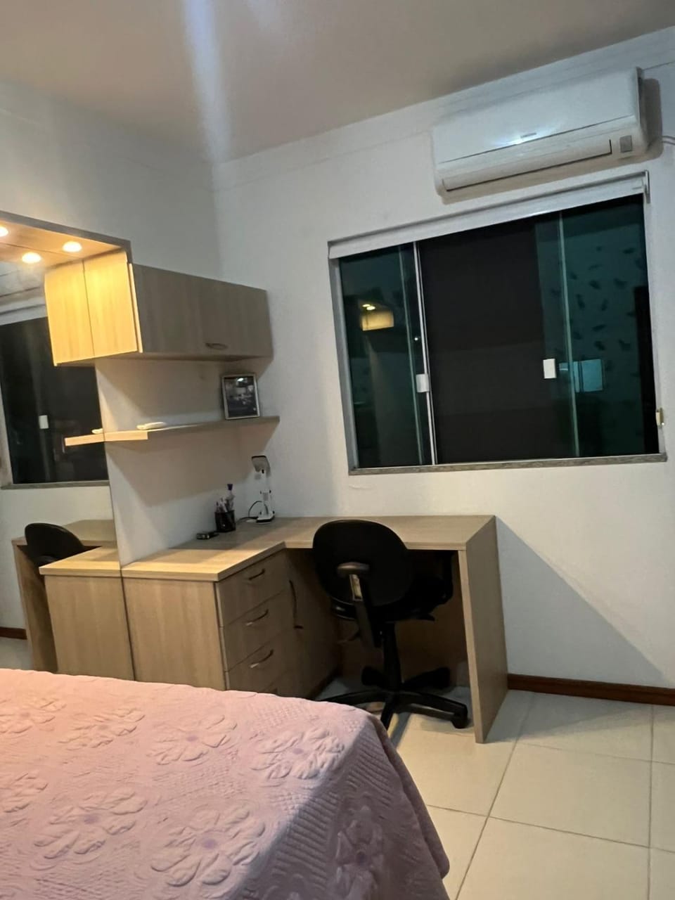 Bed, Photo of the whole room, air conditioner