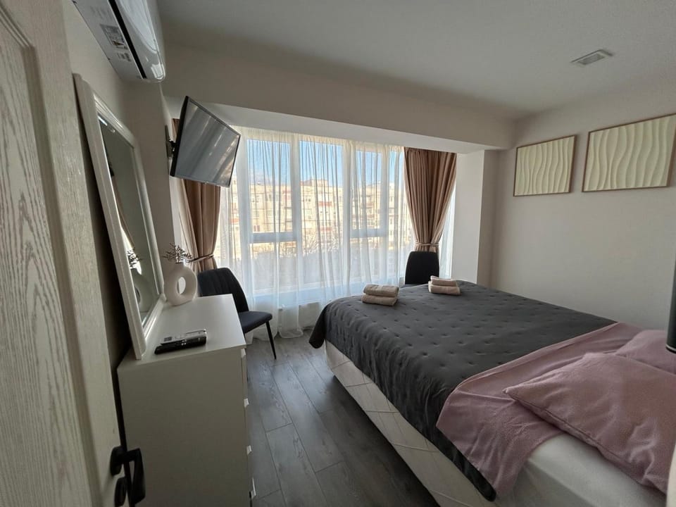 Bed, TV and multimedia, Photo of the whole room, Bedroom