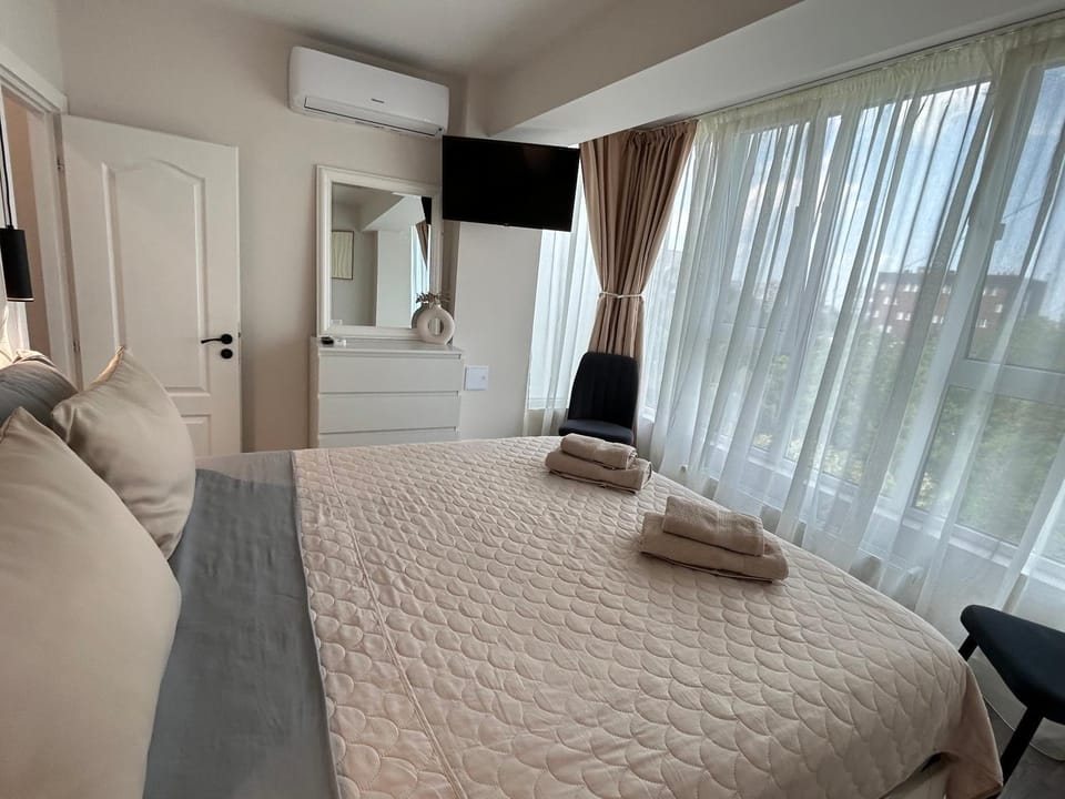 Bed, Photo of the whole room, Seating area, Bedroom, towels, air conditioner