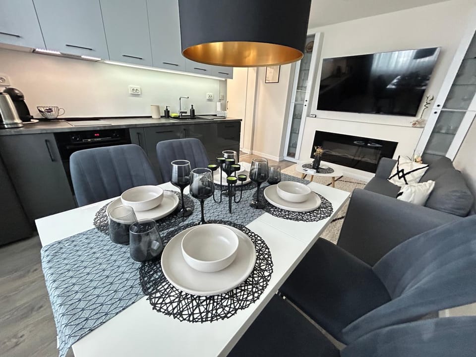 TV and multimedia, Kitchen or kitchenette, Living room, Seating area, Dining area, stove