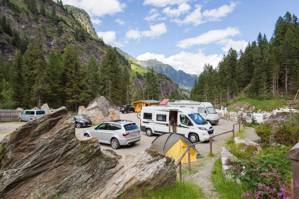 Day, Neighbourhood, Mountain view, group of guests