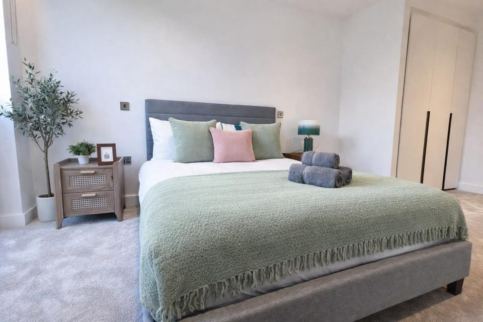 Bed, Bathroom, Photo of the whole room, Decorative detail, Bedroom, flat iron, hair dryier, heating, storage, towels, wardrobe, air conditioner