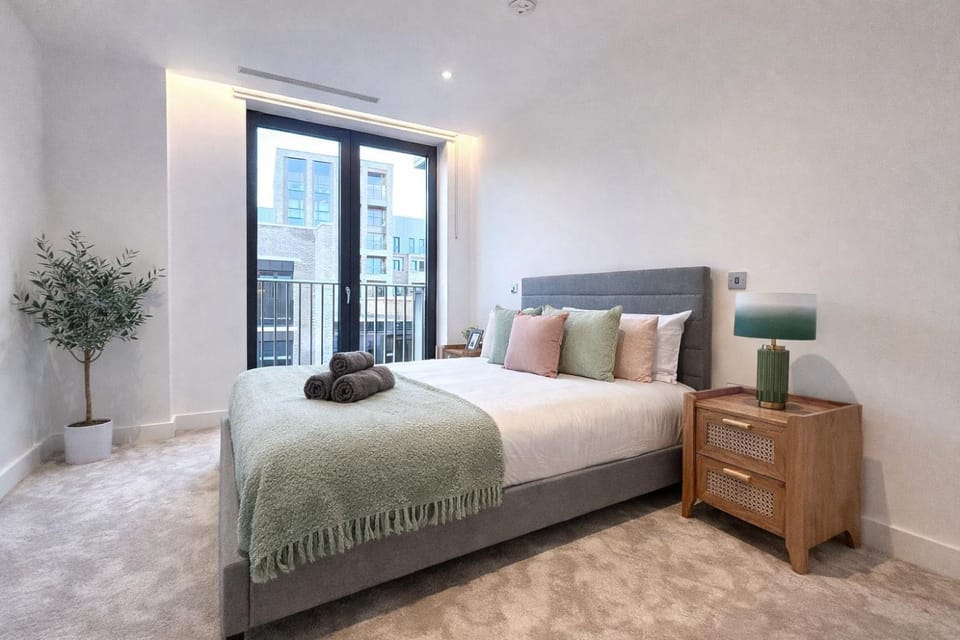 Property building, Bed, Bathroom, View (from property/room), Photo of the whole room, Decorative detail, Bedroom, flat iron, hair dryier, heating, storage, towels, wardrobe, air conditioner