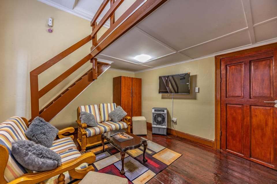 TV and multimedia, Living room, Seating area, Evening entertainment