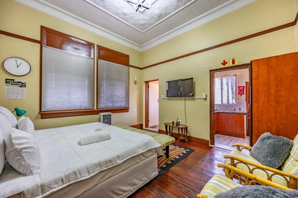 Bed, TV and multimedia, Living room, Seating area, Bedroom