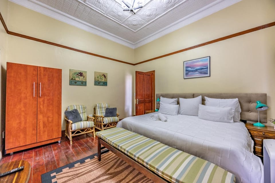 Bed, Photo of the whole room, Seating area, Bedroom, wardrobe