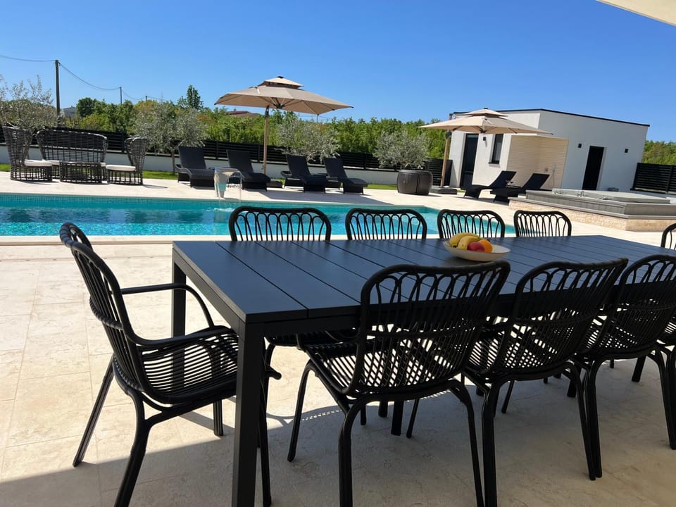 Swimming pool, Breakfast