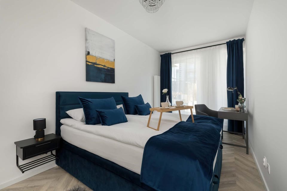 Bed, Photo of the whole room, Seating area, Bedroom