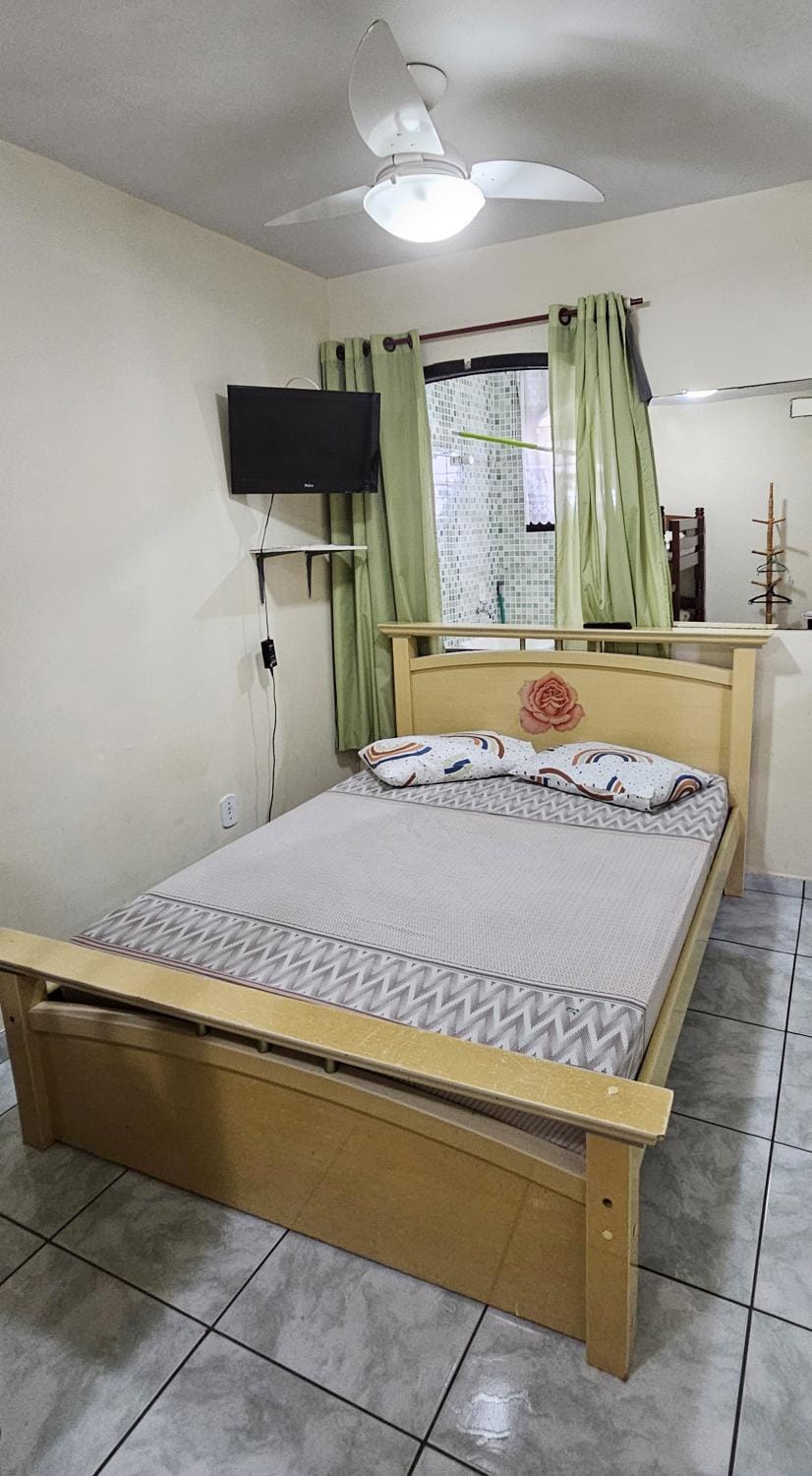 Bed, TV and multimedia, Photo of the whole room, Bedroom