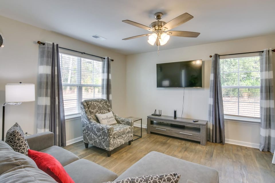 Near Base and Shopping Modern Sumter Townhome! House in Sumter
