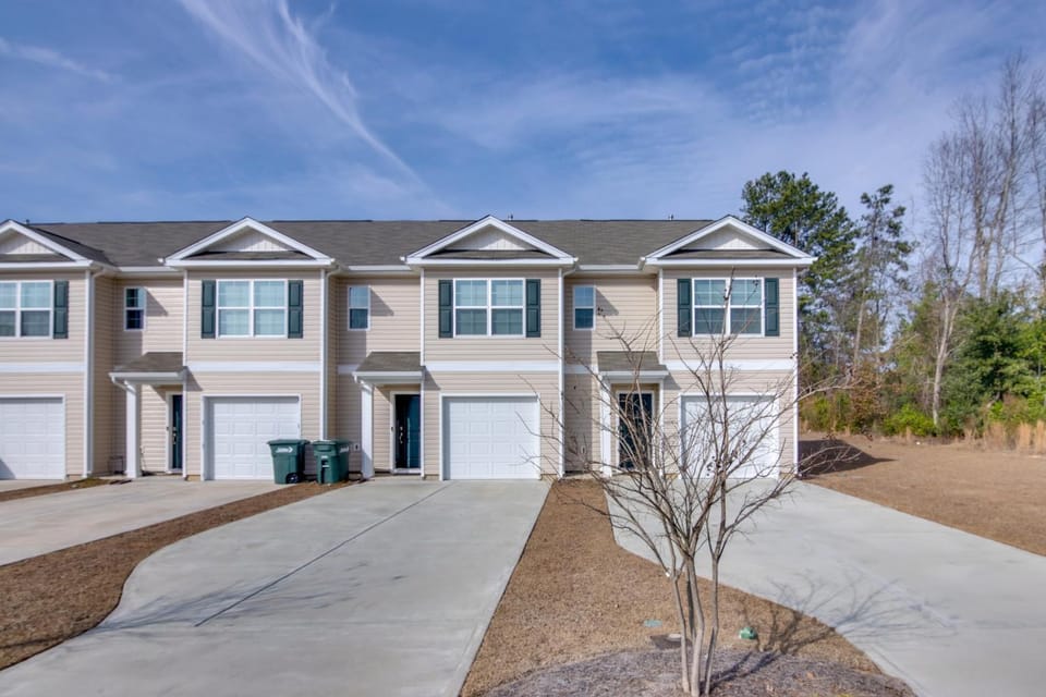 Near Base and Shopping Modern Sumter Townhome! House in Sumter