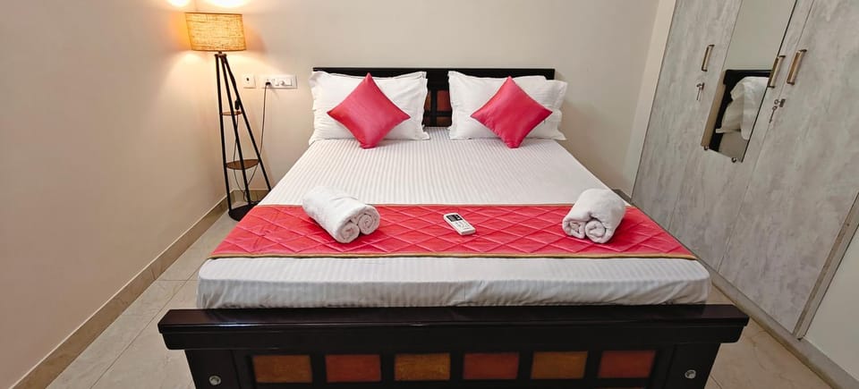 Bed, Photo of the whole room, Bedroom, towels