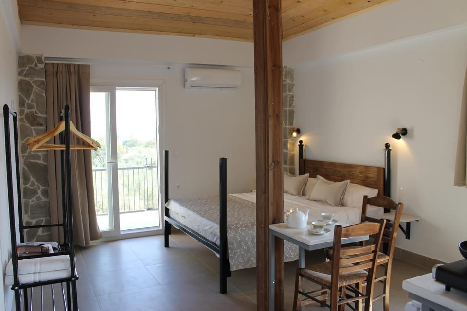 Bed, Dining area, air conditioner