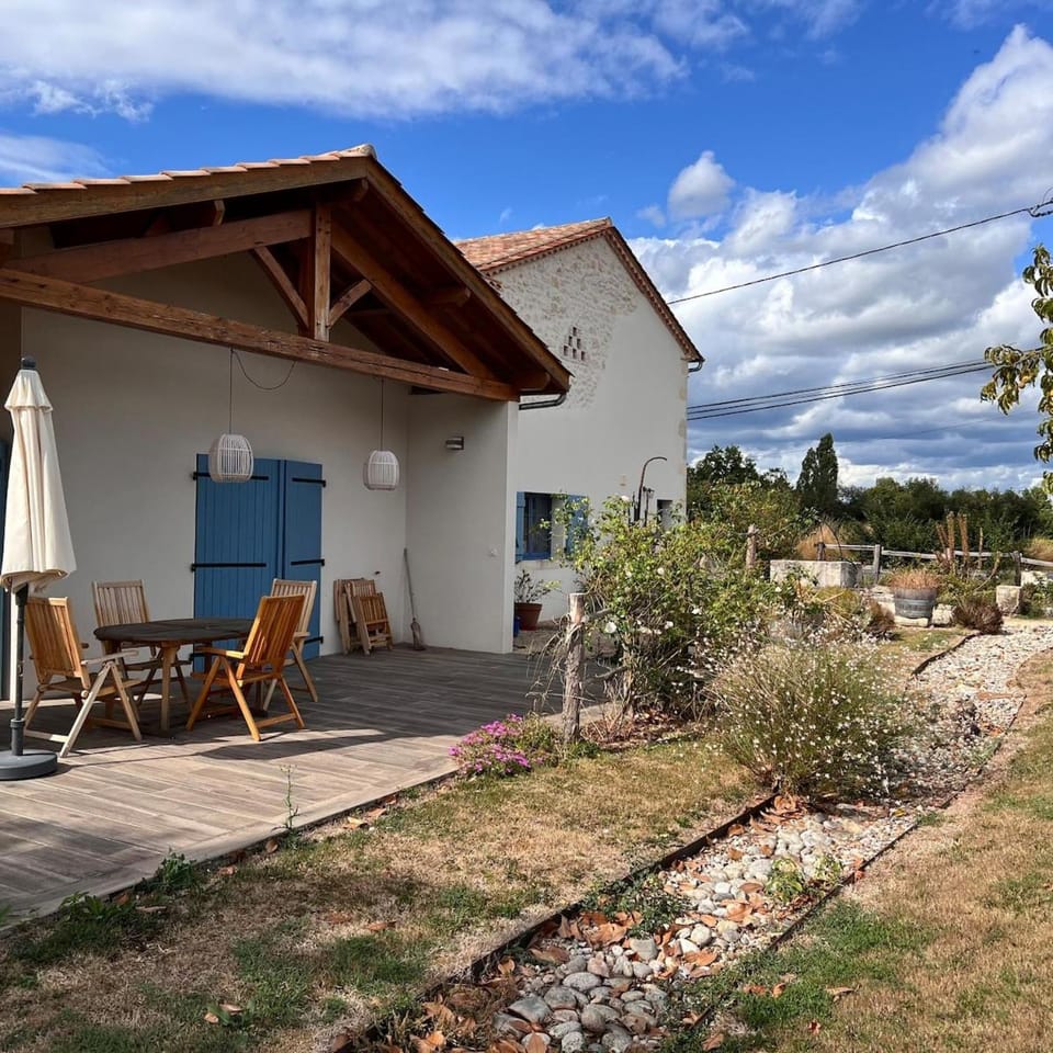 Gite Les Sarcelles - Villeréal 12 personnes House in Nouvelle-Aquitaine