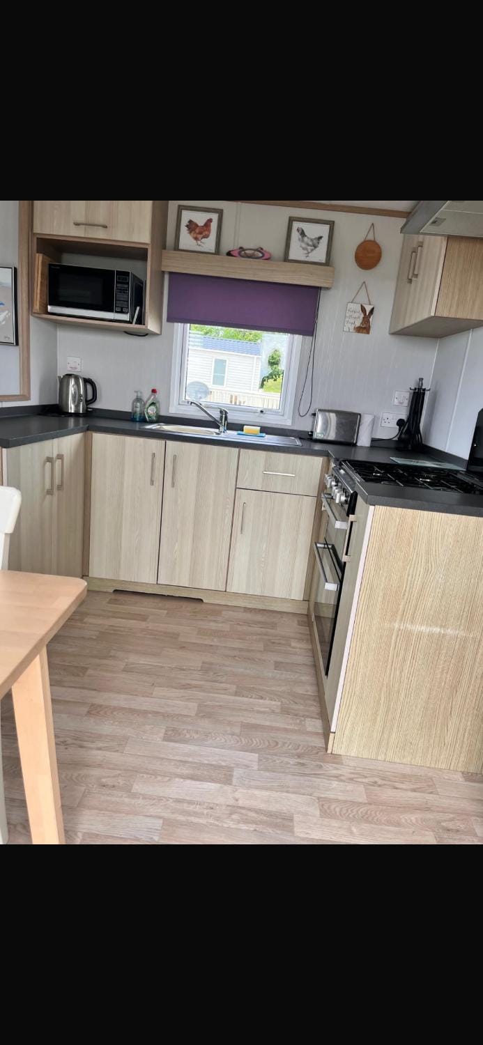 Kitchen or kitchenette, oven, pet friendly, stove