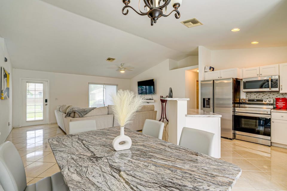 Quiet Neighborhood! Poolside Oasis in Cape Coral House in Cape Coral